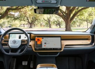 “Completely obsolete” says major car manufacturer about Apple CarPlay – all thanks to a common trend