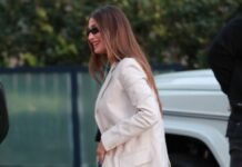 Not Trainers, Not Loafers—It Girls are Styling Cropped Jeans With This Effortlessly Chic Sandal Trend Instead