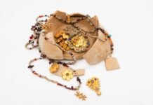 Lavish Gold Hoard Unearthed in Saudi Arabia’s Historic Desert City