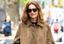 Not Skinny Jeans—Fashion People in Their 40s Are Wearing This Dated Denim Trend With Ballet Flats