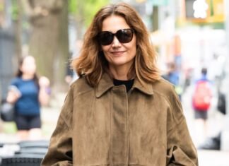 Not Skinny Jeans—Fashion People in Their 40s Are Wearing This Dated Denim Trend With Ballet Flats