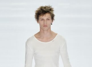The Metrosexual Scoop Neck Is Back, Ladies