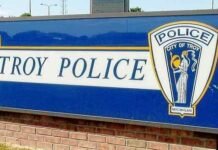 Police: Occupants in car distract woman in parking lot, snatch her gold jewelry