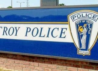 Police: Occupants in car distract woman in parking lot, snatch her gold jewelry