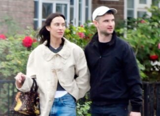 Alexa Just Styled Her Jeans With the Most French-Girl-Coded Shoe Trend