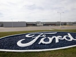 Canadian autoworkers union Unifor sets bargaining deadline with Ford