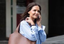 Not Skinny Jeans—Fashion People in Their 40s Are Wearing This Dated Denim Trend With Heeled Flip-Flops