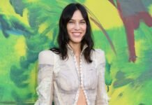 Trust Alexa Chung to Make This “Cheap” Shoe Trend Look Incredibly Expensive