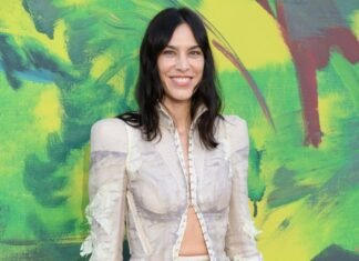 Trust Alexa Chung to Make This “Cheap” Shoe Trend Look Incredibly Expensive