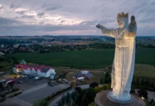 Huge statue of Christ watches over town — and other news in pictures