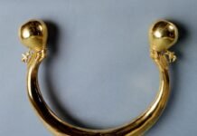 2,500-Year-Old Gold Collar Heisted From French Museum