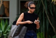 Hold the Black Flip-Flops—Wearing This Shoe Color With Dark-Wash Jeans Will Get You More Compliments