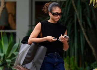 Hold the Black Flip-Flops—Wearing This Shoe Color With Dark-Wash Jeans Will Get You More Compliments