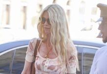 Claudia Schiffer Just Wore the French-Girl Jeans and Sandals Pairing I Actually Recommend Flying In