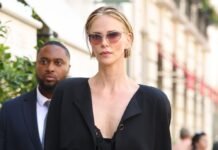French Women and Fashion People Agree—This Summer Jeans Trend Looks Best With Heels