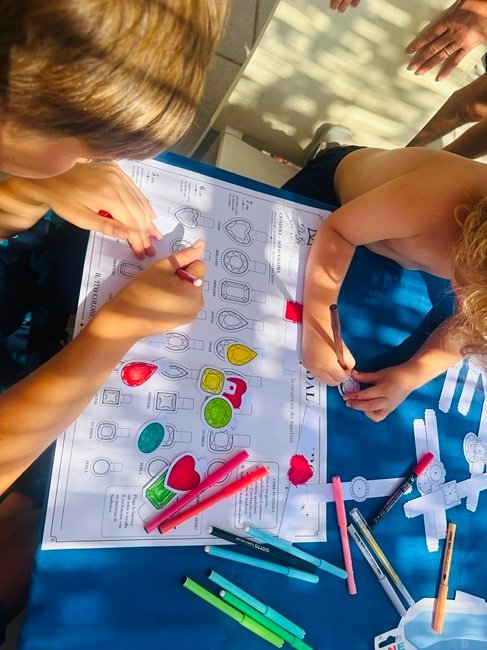 Children Recreate the Window Display: Paper Jewelry Marks Jewelry | inItaly | Ambasciatori del Territorio