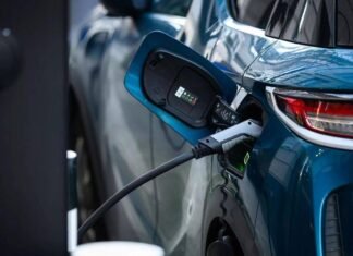 Auto industry analysts are worried about Tesla and other car makers using the technology that Google, Apple, Samsung and other smartphone companies have been using since over ten years to update their devices