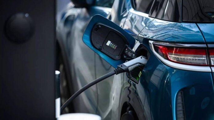 Auto industry analysts are worried about Tesla and other car makers using the technology that Google, Apple, Samsung and other smartphone companies have been using since over ten years to update their devices