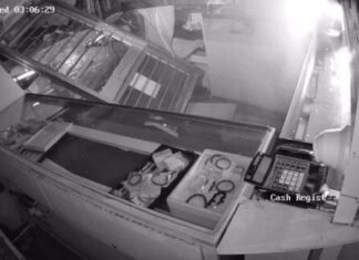 Watch as a car rams into this Hamilton Mountain jewelry store in brazen smash-and-grab robbery