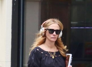 Julia Roberts Finishes Her Outfit With an Unexpected Accessory