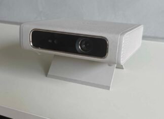 Handbag-sized laser projector with battery and Google TV: Etoe Dolphin 2 review