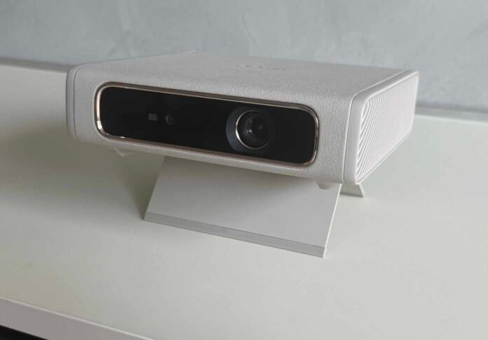 Handbag-sized laser projector with battery and Google TV: Etoe Dolphin 2 review