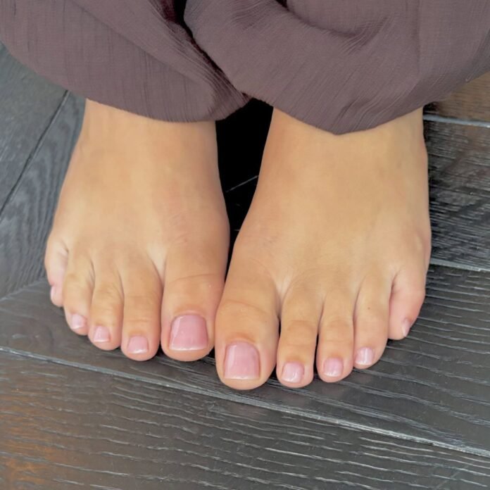 According to Tastemakers, the Chicest Colour to Wear on Your Toes Is Nothing At All
